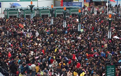 广州车站春运时游子回家画面，人挤人的，看着都累，回家好难！