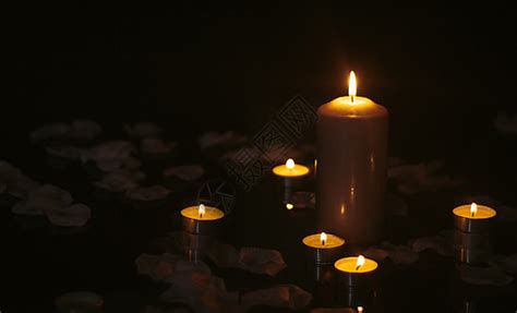 手捧蜡烛祈祷高清图片下载-正版图片500545201-摄图网