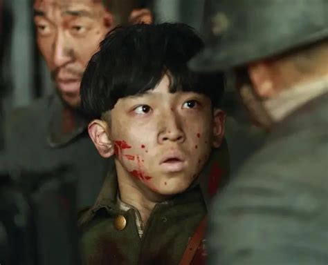 《八佰》发布魏晨扮演的正规军“朱胜忠”定妆照，眼神哀伤又坚定。