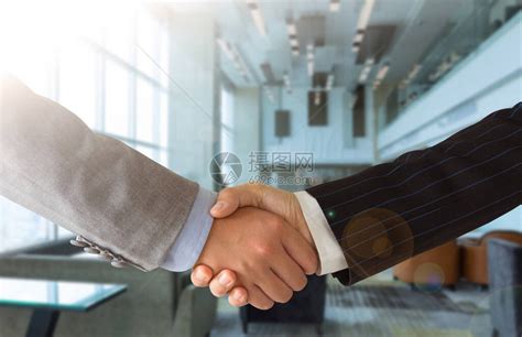 商业界人士握手祝贺生意交易成功高清图片下载-正版图片503732677-摄图网