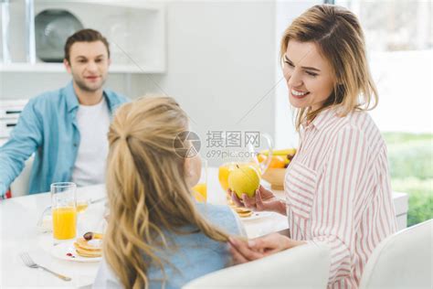 幸福的一家人在家一起吃早餐高清图片下载-正版图片502700351-摄图网