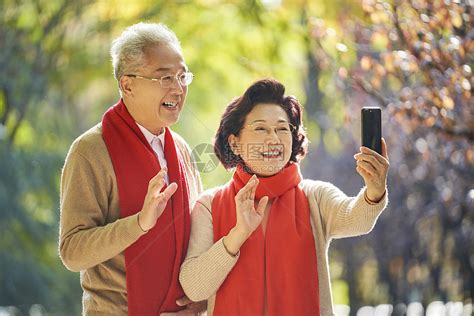 新年装扮的老年夫妇视频通话打招呼高清图片下载-正版图片501700585-摄图网