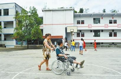 四川轮椅教师站得笔直 让“最差班”变第二名-新闻中心-南海网