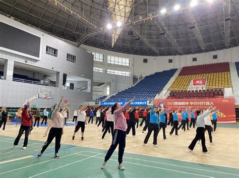 《石榴花开巾帼红》民族健身舞在阿克苏市开演-援建阿克苏 杭州在行动-热点专题-杭州网