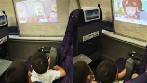 在高铁上投影无声动画的妈妈，给防止幼童吵闹支了一招_长江云 - 湖北网络广播电视台官方网站