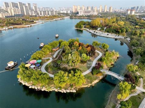 安徽亳州：市政公园秋景美-人民图片网