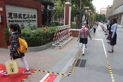 郑州市小学生返校复学!沿指示线分通道入校-大河新闻