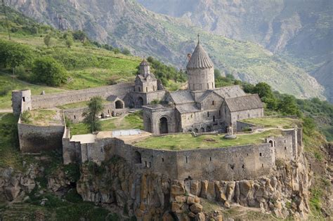 行程： 早餐后，驱车继续高加索旅游前往卡兹别吉，途中参观安南努利城堡，Ananuri古堡位于Ananuri湖畔，城堡是古时防御的建筑，年代久远 ...