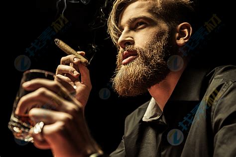 喝酒抽烟男子高清图片下载-找素材
