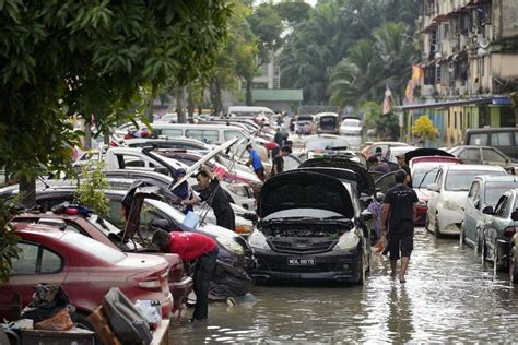 印度百年最严重洪灾死亡超300人 灾区一片汪洋民众被困屋顶