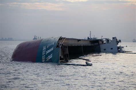 吴淞口：货轮撞上万吨油轮，货船侧翻 - 航运在线资讯网