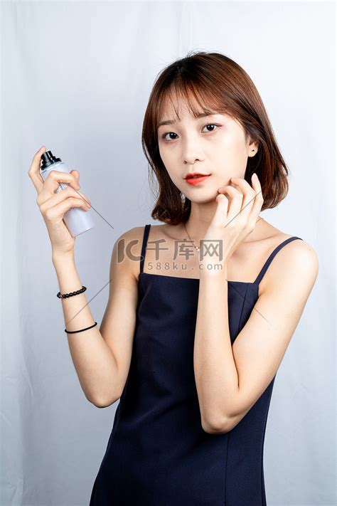 年轻妆容甜美女生头像