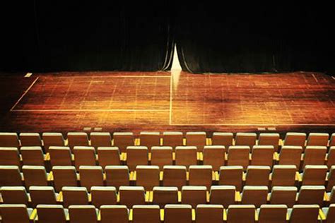 这一版古戏楼越剧《红楼梦》，让剧场成了微缩版“大观园”