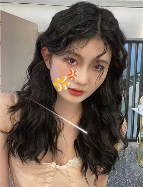 温柔的烫发女生头像