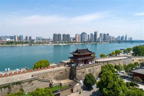 湖北襄阳最繁华的地方，不仅有护城墙，还有一条护城河-搜狐大视野-搜狐新闻