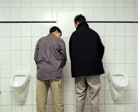 男子在私人厕所大便. 高清摄影大图-千库网