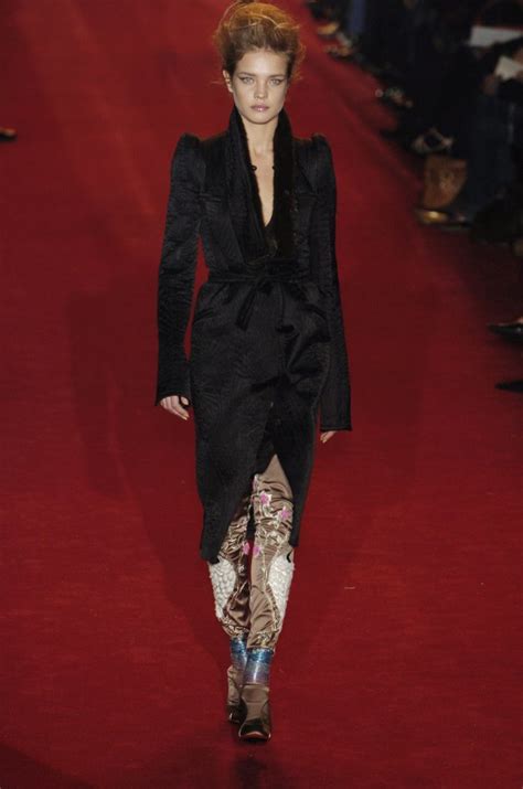 Yves Saint Laurent 2004/05秋冬高级成衣发布秀 - Paris Fall 2004 - 天天时装-口袋里的时尚指南
