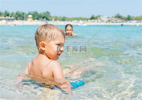 孩子们在海里玩耍高清摄影大图-千库网