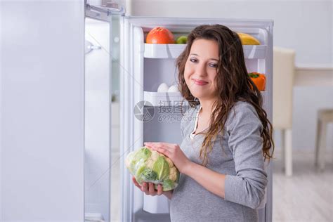 孕妇晚上在冰箱附近寻找食物和零食高清图片下载-正版图片505005244-摄图网