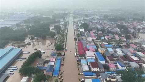 河北涿州暴雨发洪水，大卡车司机用货车载着一车的受灾老百姓|河北省|洪水|暴雨_新浪新闻