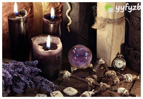 炼金术士的魔法仪式，带有蜡烛、符文和符号