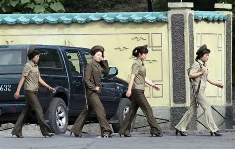 朝鲜阅兵弹簧步 女兵不会踢飞鞋有妙招_福田网