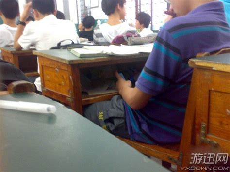 学生上课玩手机被老师摔碎 事后老师竟对其赔偿道歉！_新浪游戏_手机新浪网