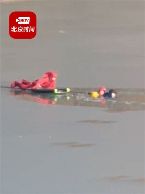 2名消防员为救坠入冰窟男子先后落水 目击者：男子最终获救被120拉走|目击者|消防员|落水_新浪新闻