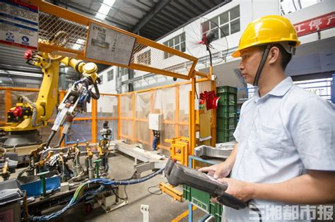 解析工业机器人应用与维护专业的发展前景需求及就业 - 贵州首钢水钢技师学院