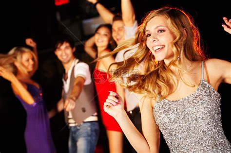 欢乐女孩在派对上跳舞的肖像在快乐少女高清图片下载-正版图片504720190-摄图网