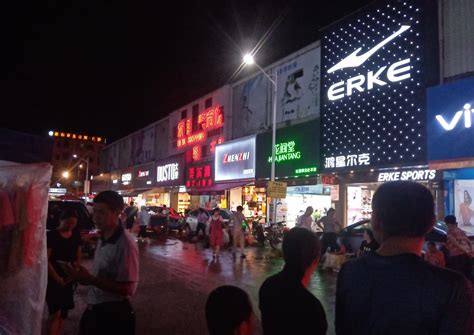东莞黄江夜市很热闹的一个地方，田心村街道热闹非凡