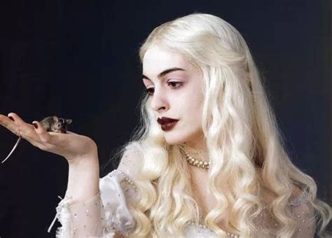 安妮海瑟薇在《爱丽丝梦游仙境》中饰演的白皇后真是太美了|爱丽丝梦游仙境|安妮海瑟薇|皇后_新浪新闻