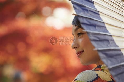 茶屋町穿着和服的女人拿着伞站在枫叶前高清图片下载-正版图片502063398-摄图网
