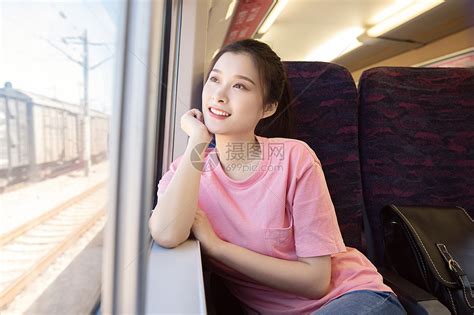 青年女性坐在高铁上高清图片下载-正版图片501428435-摄图网