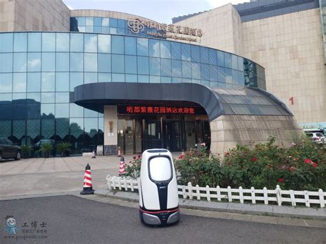 常州华怡明都酒店集团携手洛必德科技，共创酒店价值。新闻中心迎宾机器人服务店