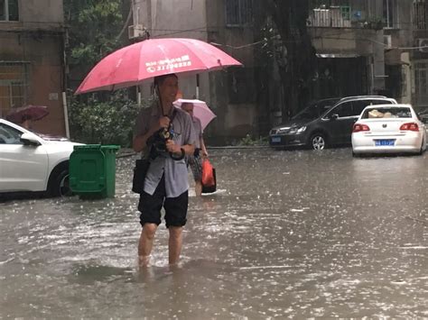 大雨倾盆！广东廉江多路段现水浸街 行车如行船-图片频道