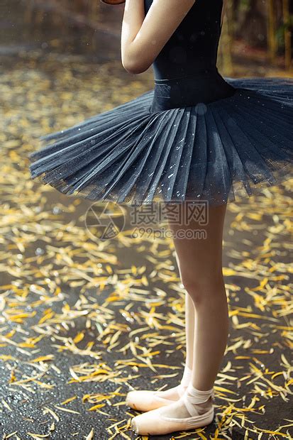 穿黑色裙子跳芭蕾舞的青年女人高清图片下载-正版图片507686612-摄图网