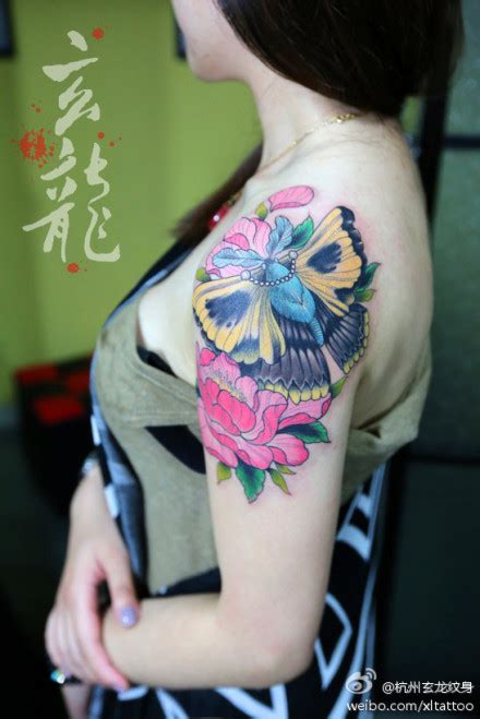 女生大手臂颜色纹身图片