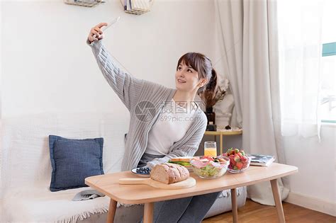 居家女性吃早餐自拍高清图片下载-正版图片501162053-摄图网