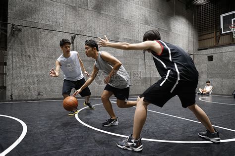 年轻男性在室内篮球场打球高清图片下载-正版图片502133751-摄图网