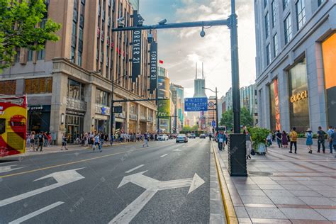 上海南京路街头摄影图高清摄影大图-千库网