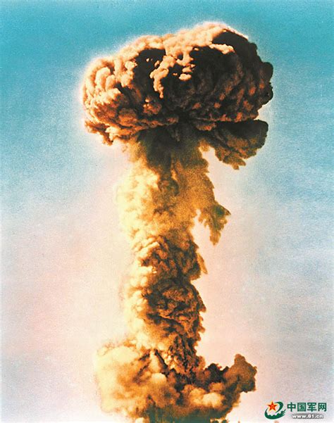 1964年10月16日，我国第一颗原子弹爆炸成功 - 中国军网