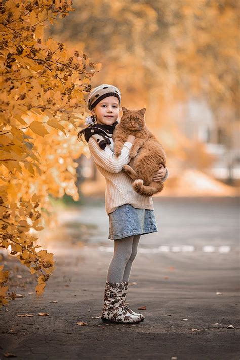 抱着猫的小女孩