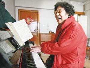 80岁老太学钢琴：学音乐不该有年龄顾虑_行业新闻_中音在线