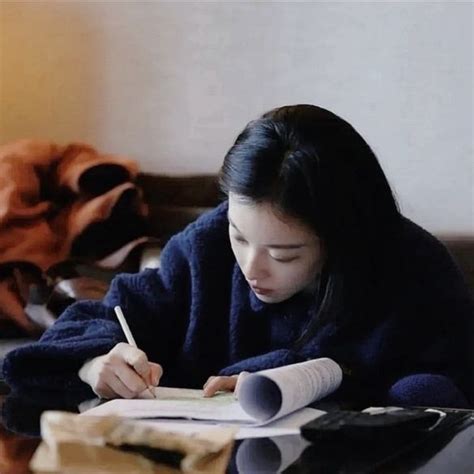 甜美女生书籍头像