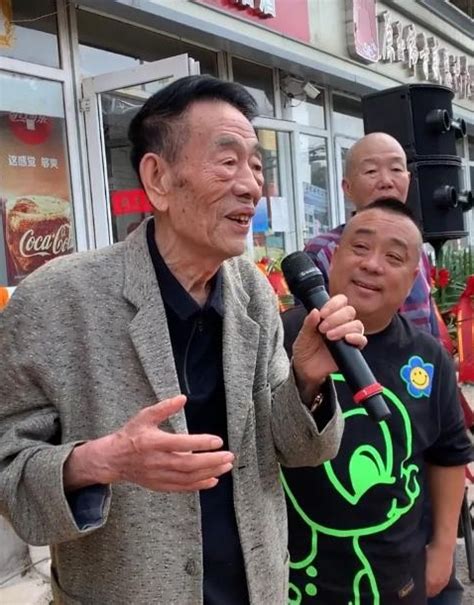 90岁老艺术家杨少华曝近况，宅家过年吃饼状态佳，桌上香烟引热议