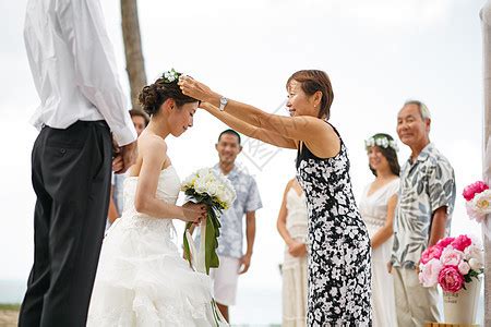 正在举行海滩婚礼的新郎新娘高清图片下载-正版图片502021137-摄图网