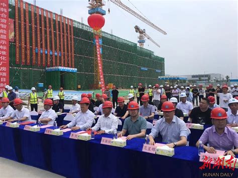 岳阳首个洁净厂房项目封顶 建成投产后产值57亿元 - 君山轮播图 - 新湖南