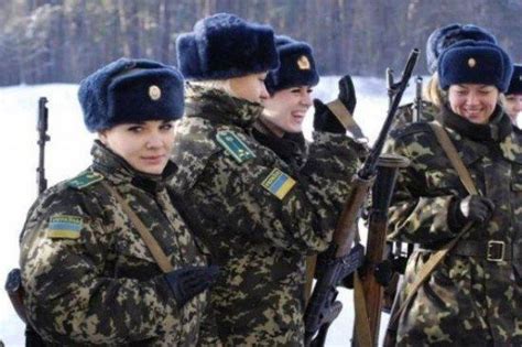 乌克兰高调举行独立日阅兵 高颜值女兵亮眼