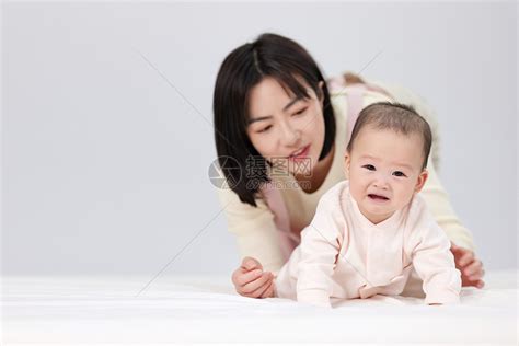 月嫂与新生婴儿宝宝玩耍高清图片下载-正版图片501725313-摄图网